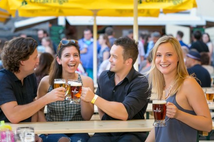 Gruppe stoßt mit Bier an