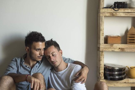 Schwule Kellner halten sich in den Armen