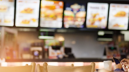 Die Verkaufstheke eines Fast Food-Restaurants