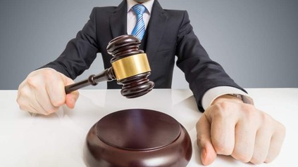 Mann mit Anzug und Richterhammer