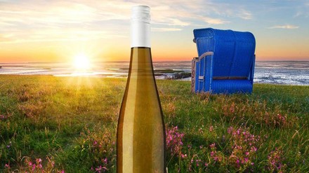 Wein Flasche vor einem Strandkorb