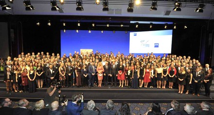 Eine Vielzahl von Menschen auf einer Bühne