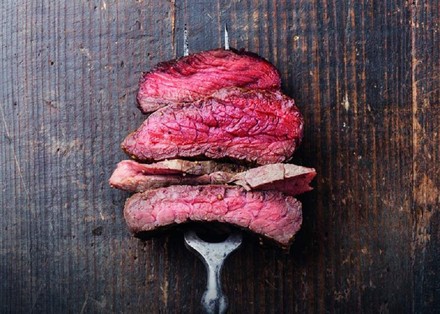 Gabel voller Fleisch