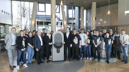 Anlässlich der Eröffnung versammelten sich Gastgeber und Festgäste stilecht um eine in der Lobby aufgestellte authentische Bassena.