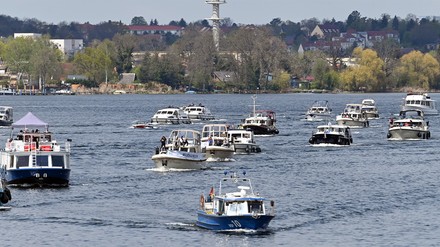 Charterboote fahren bei einer Demonstration gegen das Übernachtungsverbot über den Zernsee.