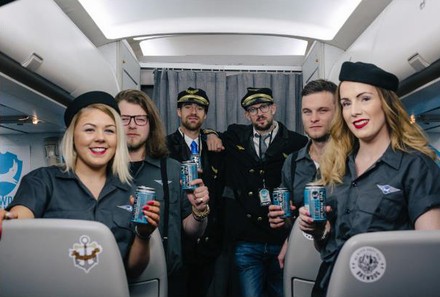 Eine Flugzeugbesatzung mit Bierdosen in der Hand