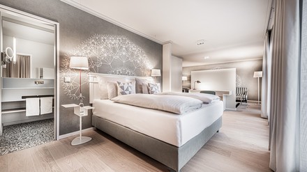 Blick in eines der Zimmer des Steigenberger Hotel Treudelberg Hamburg