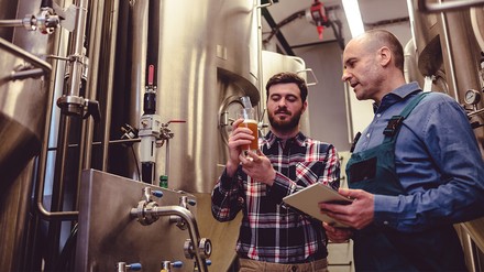 Zwei Männer in Brauerei