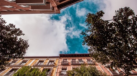 Eine Häuserschlucht mit Wohnungen