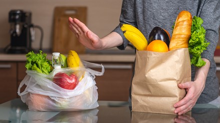 Frau lehnt Plastikverpackung ab