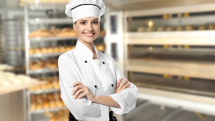 Eine junge Bäckerin in ihrer eigenen Bäckerei