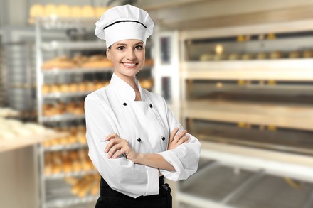 Eine junge Bäckerin in ihrer eigenen Bäckerei