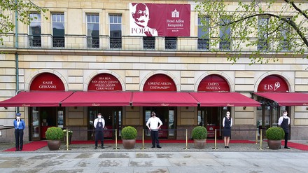 Im Restaurant Quarré sind die Fenstertüren für den Verkauf von beliebten Streetfood-Spezialitäten geöffnet