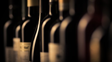 Nahaufnahme von Weinflaschen