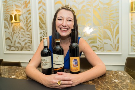 Deutsche Weinprinzessin Anna-Maria Löffler mit den Gewinnerweinen des ersten DWI-Sonderpreises für die besten Rotwein Cuvées 2020