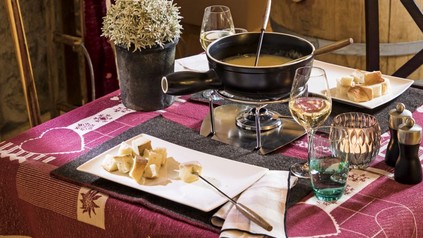 Gedeckter Tisch mit Käsefondue