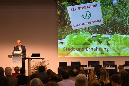 Der Blogger Dr. Philipp Stierand spricht beim BIOFACH Kongress StadtLandBio.