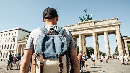 Junger Tourist vor dem Brandenburger Tor