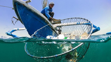 Mitarbeiter von 4ocean bei der Plastikbeseitigung aus dem Meer (Foto: © 4ocean)