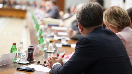 Menschen tagen an einem runden Tisch