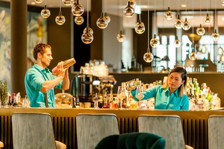 Zwei Barkeeper an einer Hotelbar