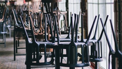 Umgedrehte Stühle auf Tischen