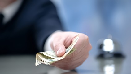 Ein Rezeptionist nimmt Geld entgegen