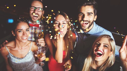 Gruppe junger Menschen feiert