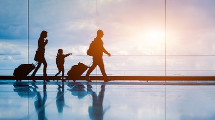 Familie am Flughafen