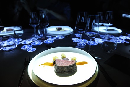 Steak auf Teller im Restaurant DASLUX42.