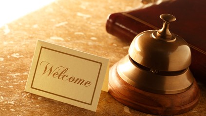 Rezeption mit Welcome-Schild