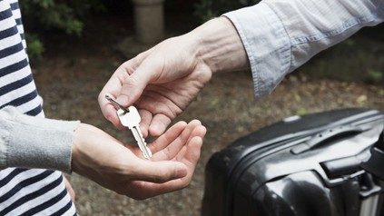 Übergabe eines Wohnungsschlüssels an einen Touristen