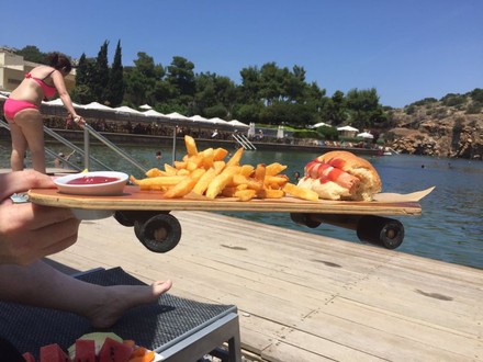 Pommes mit Hot Dog und Ketchup auf Skateboard serviert