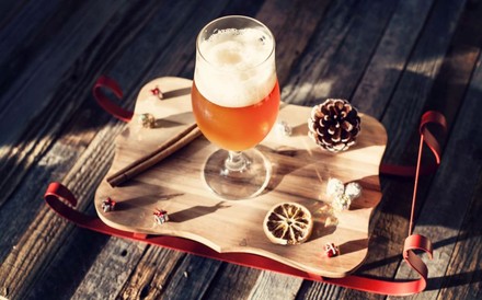 Trübes BIer auf einem weihnachtlichen Tisch