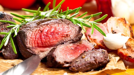 Ein Steak auf einem Schneidbrett