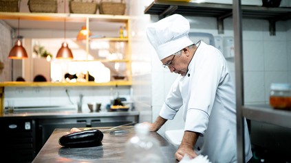 Koch deprimiert in der Küche