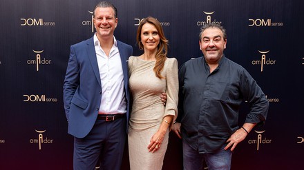 Michael Kriegler (Geschäftsführer Domi sense), Lisa Kriegler (Gesellschafterin Domi sense) und Juan Amador (Spitzenkoch) luden zum „Menü der Sinne“ ein. (Foto: © Lukas Kirchgasser)
Michael Kriegler (Geschäftsführer Domi sense), Lisa Kriegler (Gesellschafterin Domi sense) und Juan Amador (Spitzenkoch)