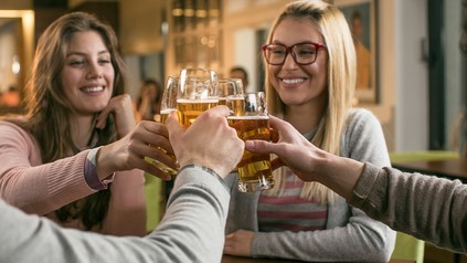 Gruppe stößt mit Bier an