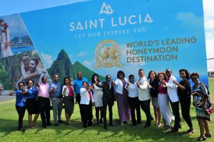 Eine Gruppe fröhlicher Hotelmanager auf der Insel Saint Lucia