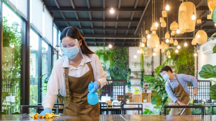 Servicepersonal putzt eine Gaststätte