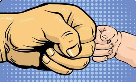 Riesige Faust trifft kleinere Faust