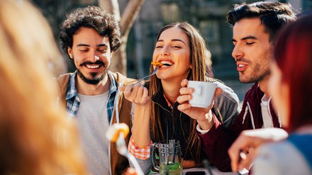 Freunde essen zusammen