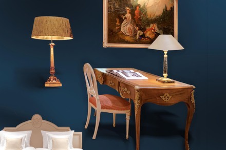 Ein Versteigerungskatalog mit luxuriösen Möbelstücken darauf