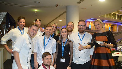 Ein Gruppenbild mit glücklichen jungen Köchen