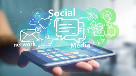 Handy mit vielen Social Media Icons