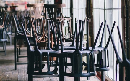 Umgedrehte Sessel auf Tischen in einem geschlossenen Lokal