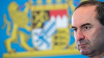 Hubert Aiwanger an einem Rednerpult