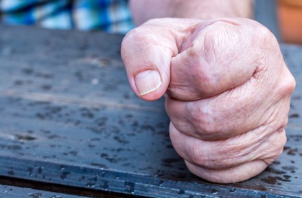 Geballte Faust auf Tisch