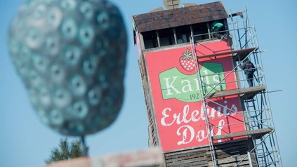 Ein alter Turm zeigt das Logo von Karls Erlebnis Dorf beim Umbau