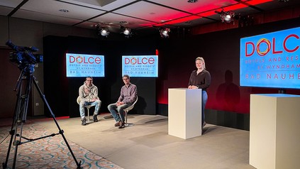 Tobias Holler (l.), Business Development Manager satis&fy, Jesse Jansen (m.), Assistant Director of Sales & Marketing Dolce by Wyndham Bad Nauheim, und Lena Bensing (r.), Project Manager satis&fy, testen das neue Equipment.